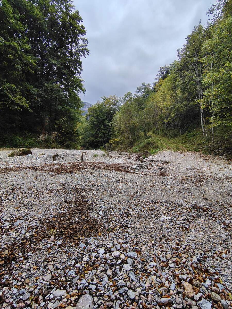 Links: Kaiserbrunn, rechts: Hinauf zum Brettschachersteig