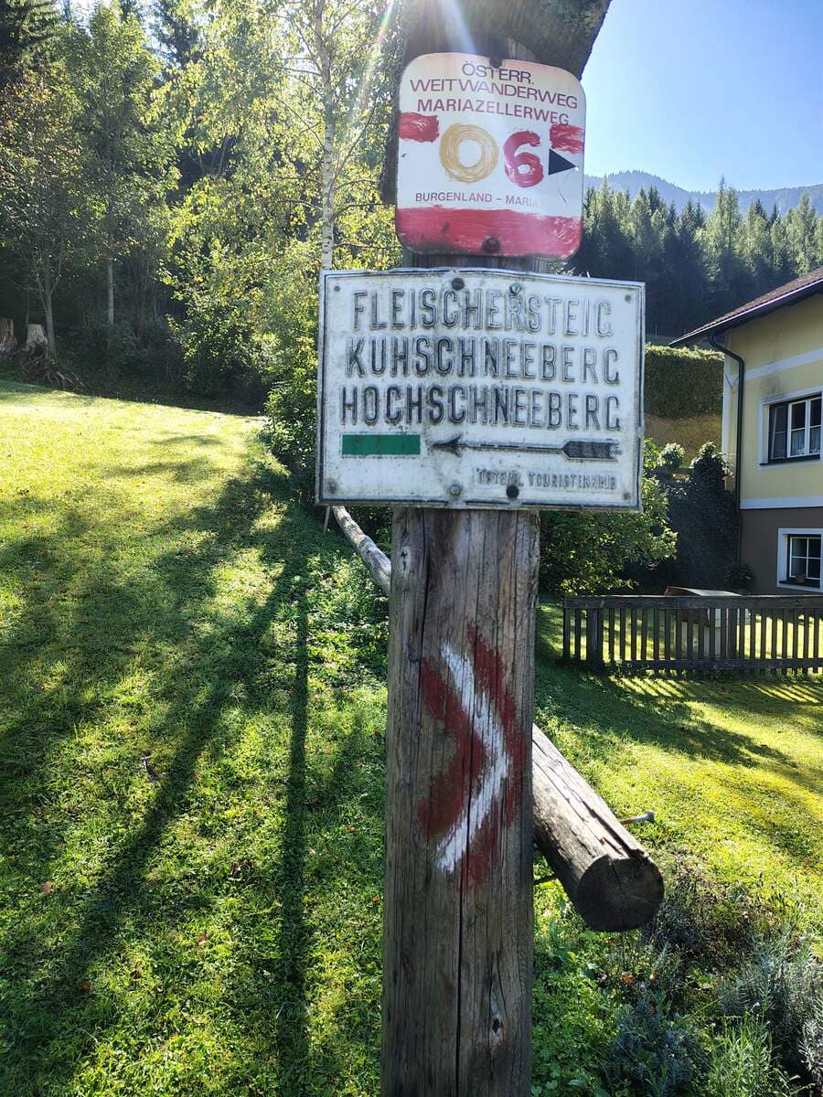 Beschilderung vor der Waldkapelle (mit Höllental im Rücken)