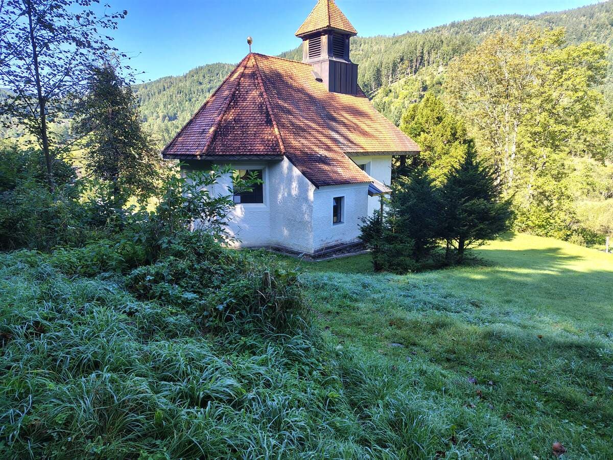 Rückblick auf die Waldkapelle von der Einstiegsstelle