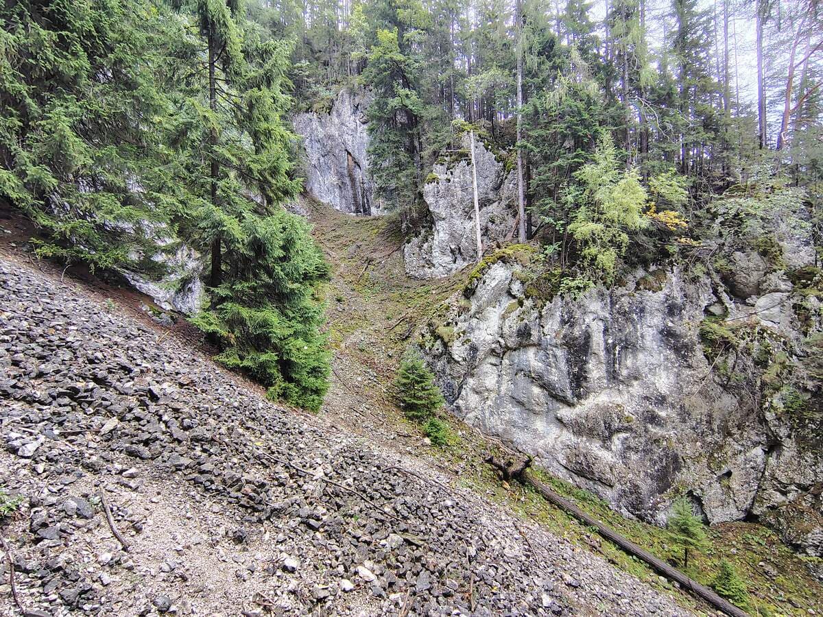 Markante Felswand mit Rampe