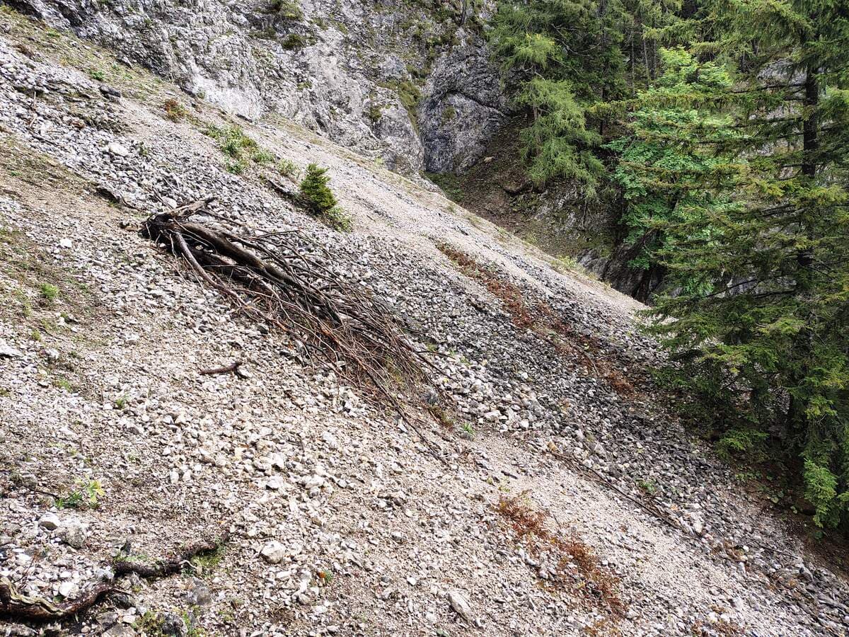 Geröllhalde, dahinter wieder eine Rampe