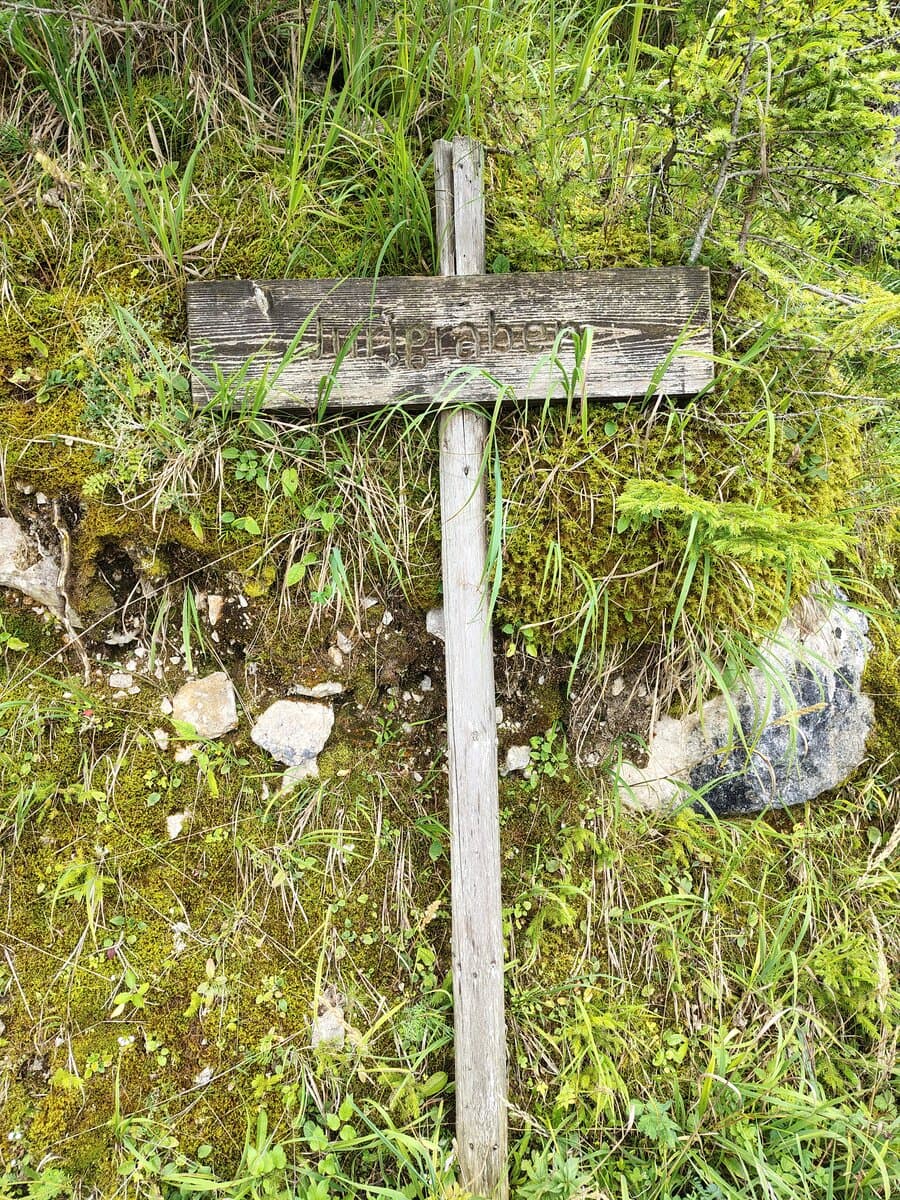 Jurigraben-Schild entlang der Forststraße