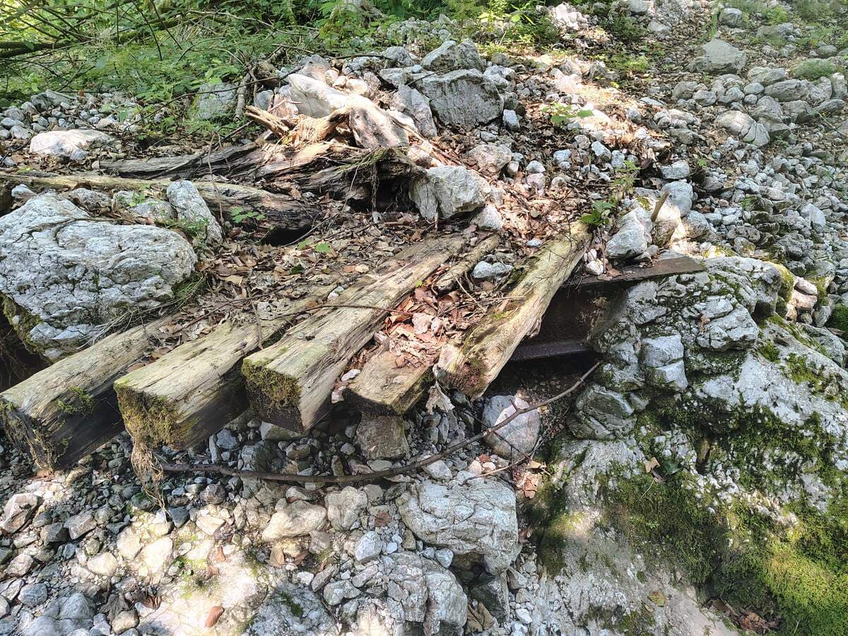 Überreste eines Stegs