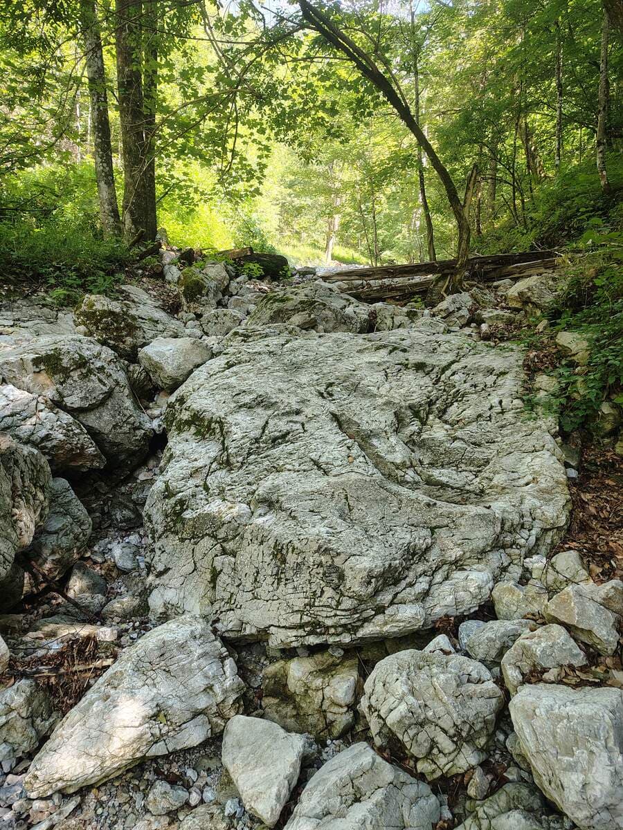 Verlauf (vorne der große Fels)