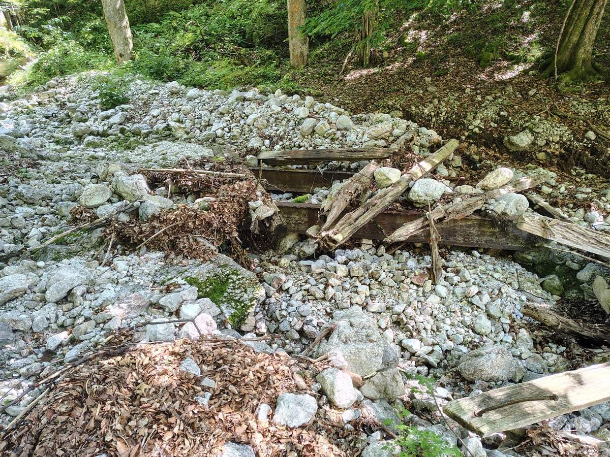 Weitere Überreste eines Stegs