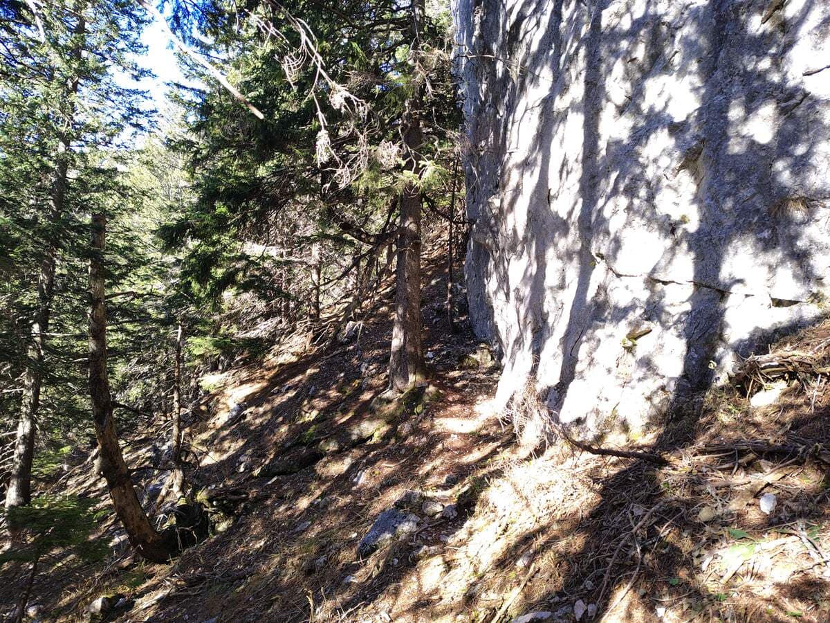 Links/Hinter jener Felswand