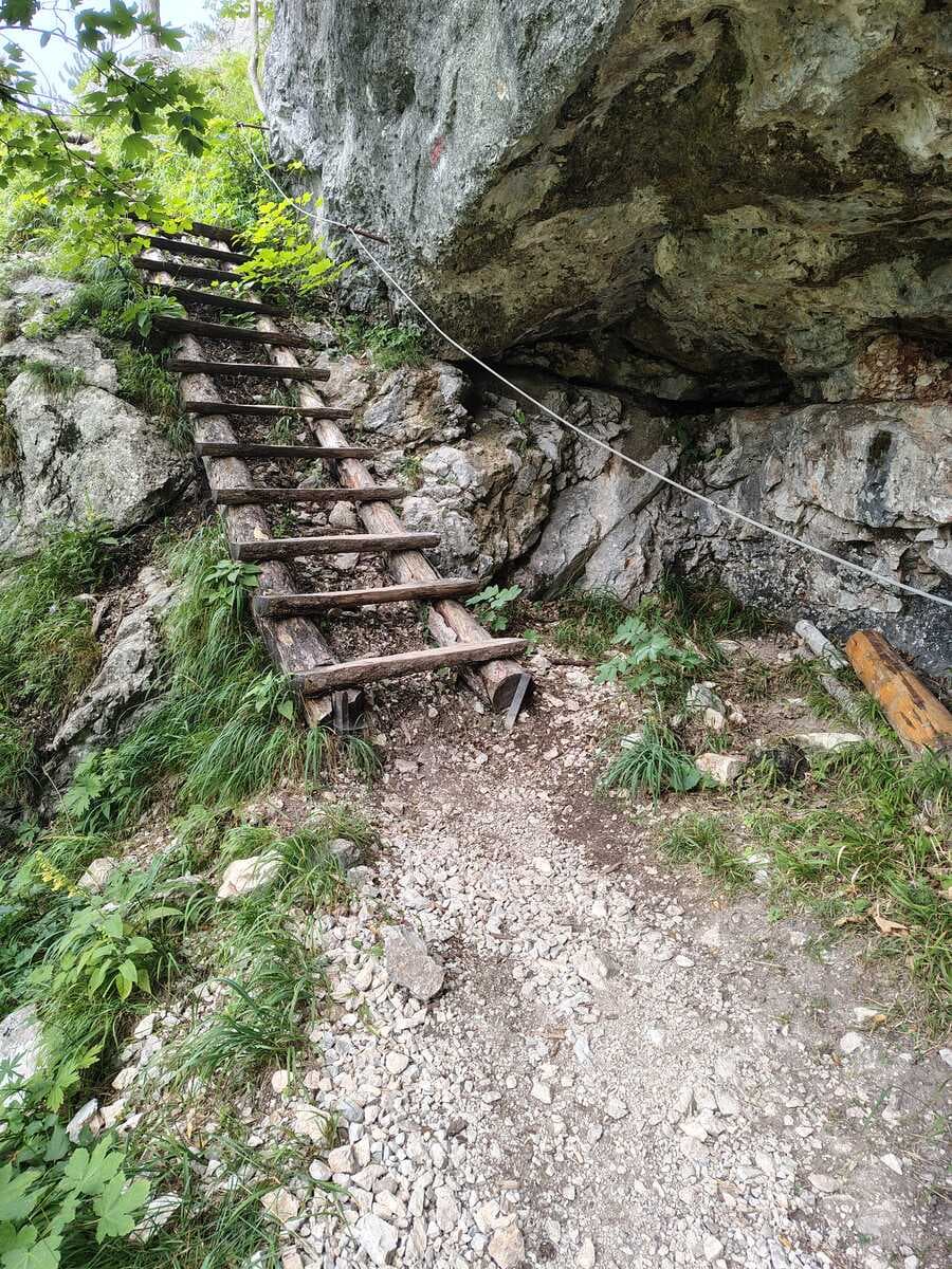 Treppe bei einer Felswand