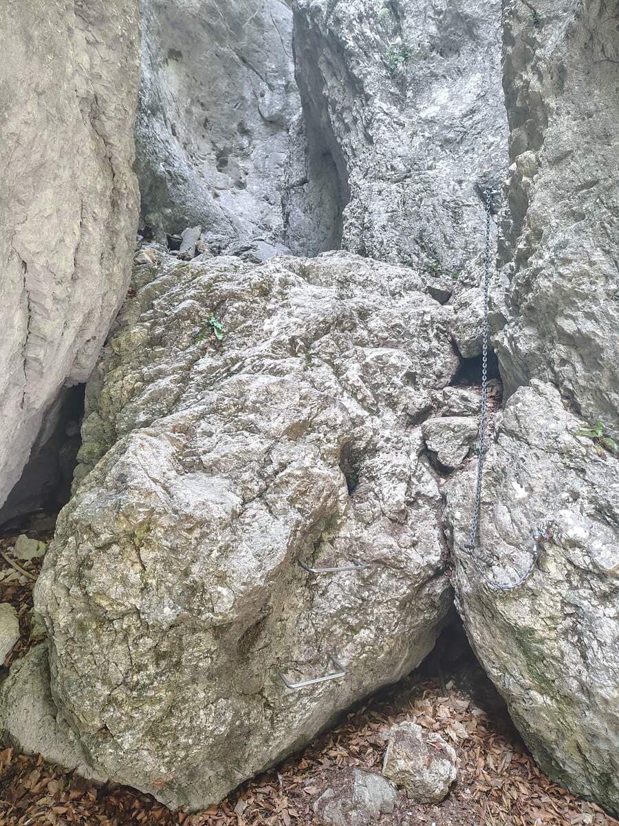Felsen mit Tritten und einer Kette zur Überwindung