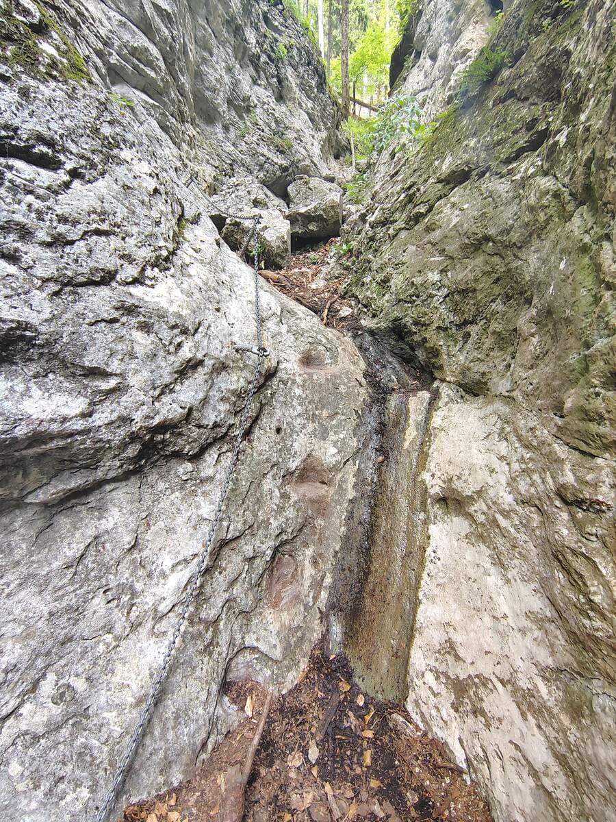 Kleine, feuchte und schmierige Rinne, aber links mit Tritten und Kette