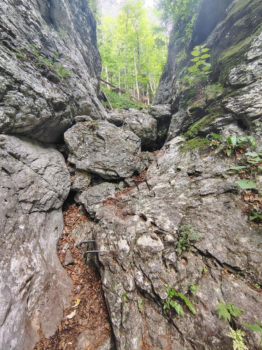 Felsen mit Eisenbügel