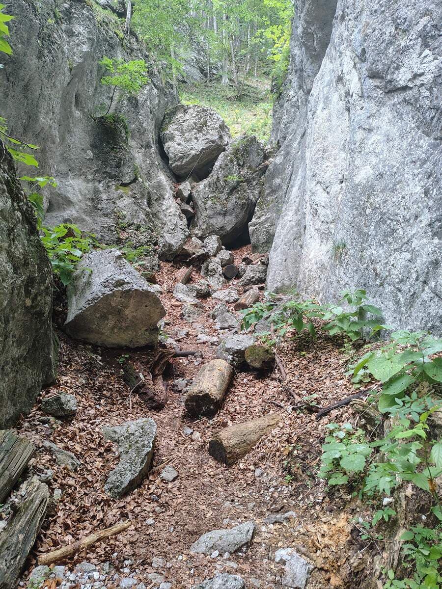 Größere Felsen, die durch Kette/Tritten überwunden werden