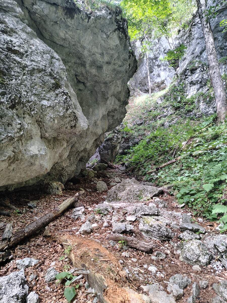 Großer Felsen links, an dem man vorbei geht
