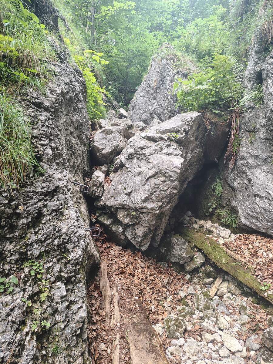 Felsen mit Eisenbügel