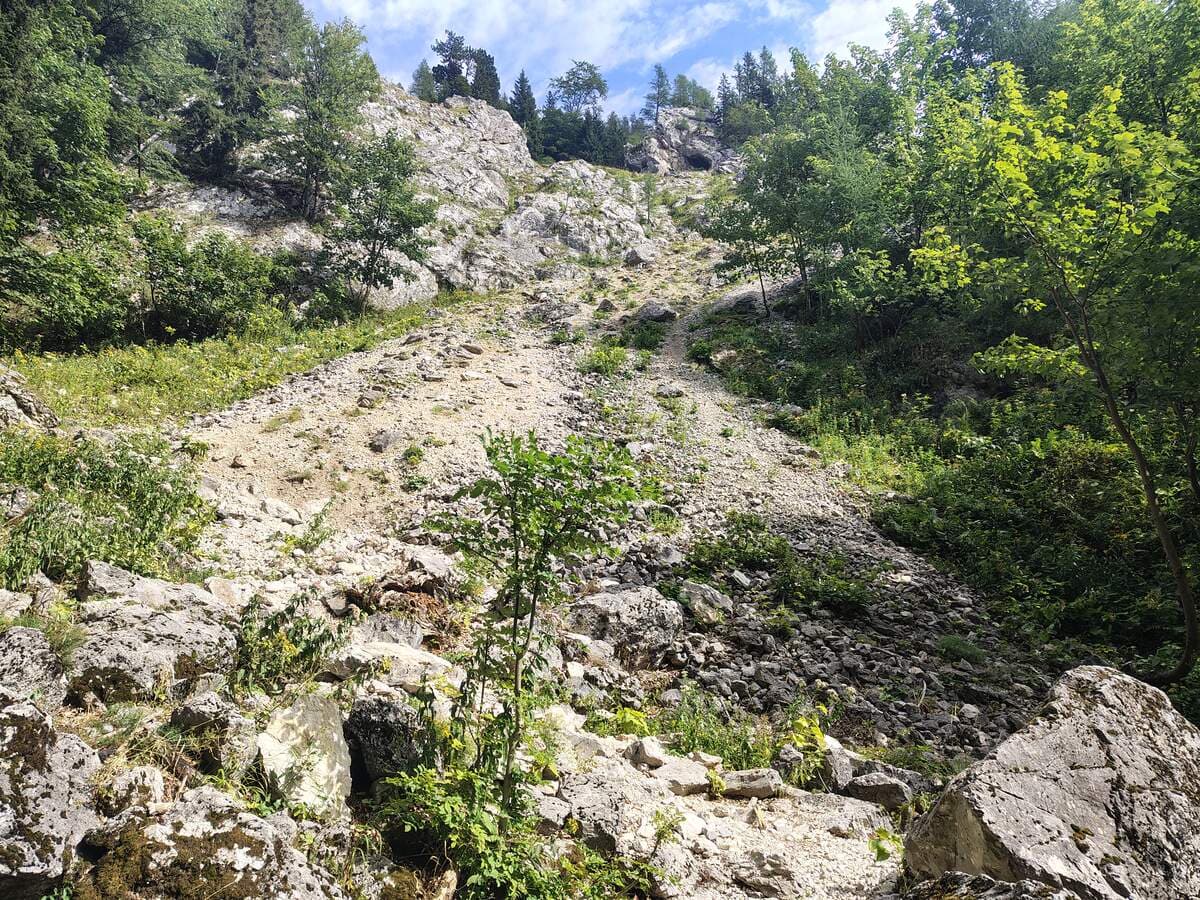 Hereinbrechende Schutthalde