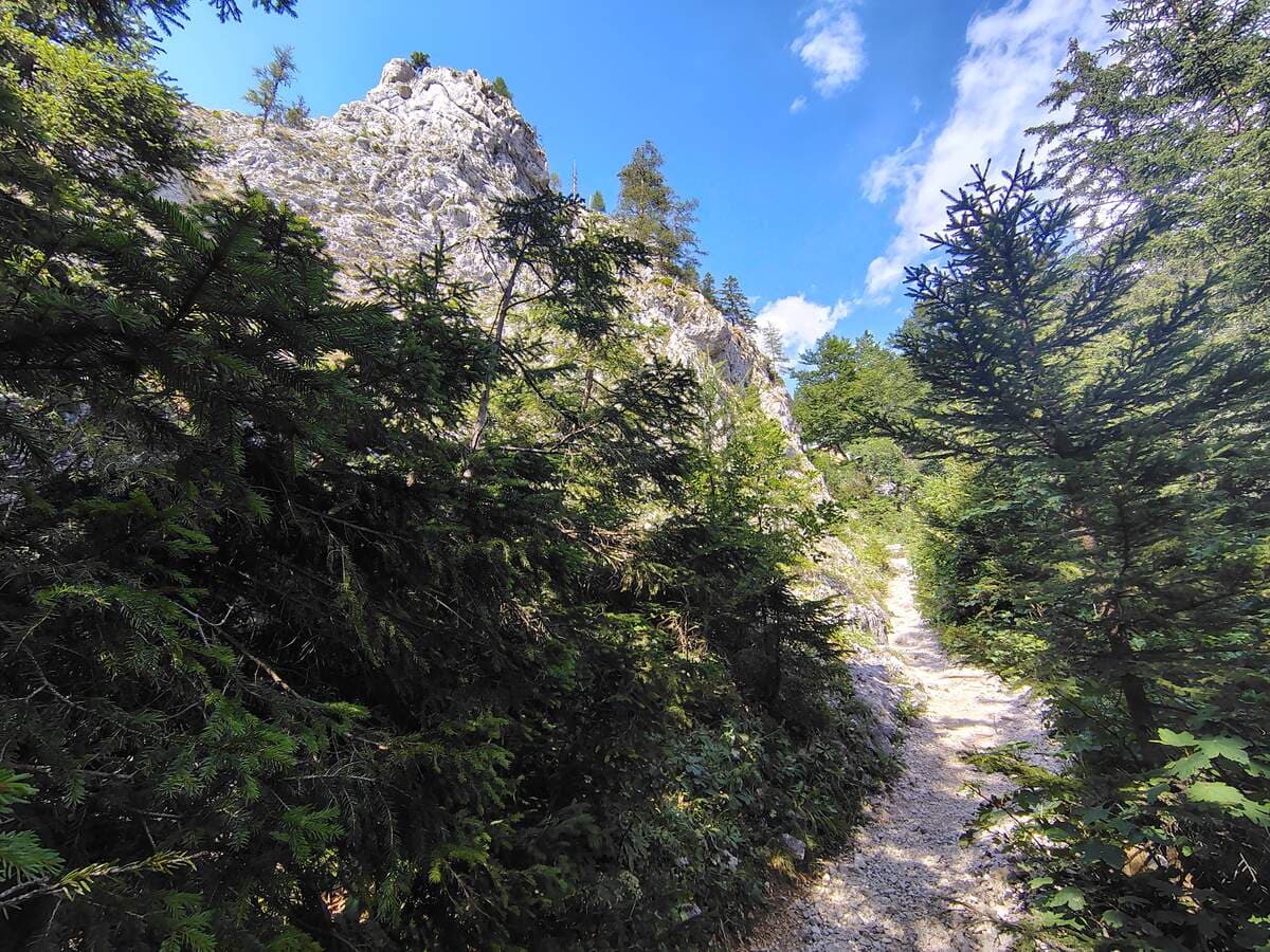 Links oben ragt der Turmstein hervor